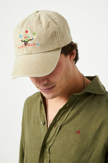 Arlequin beig gorra - frontal en modelo The Circus Clothing
