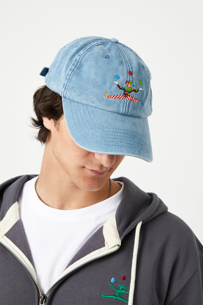 Arlequin light denim gorra - perfil en modelo The Circus Clothing
