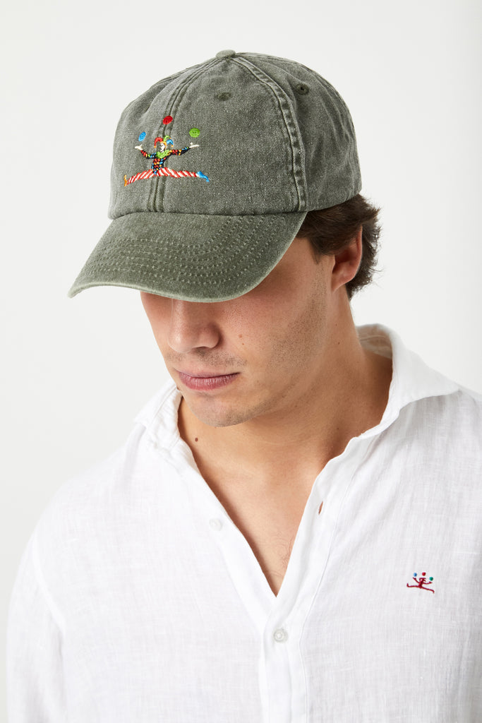 Arlequin verde gorra - perfil en modelo The Circus Clothing
