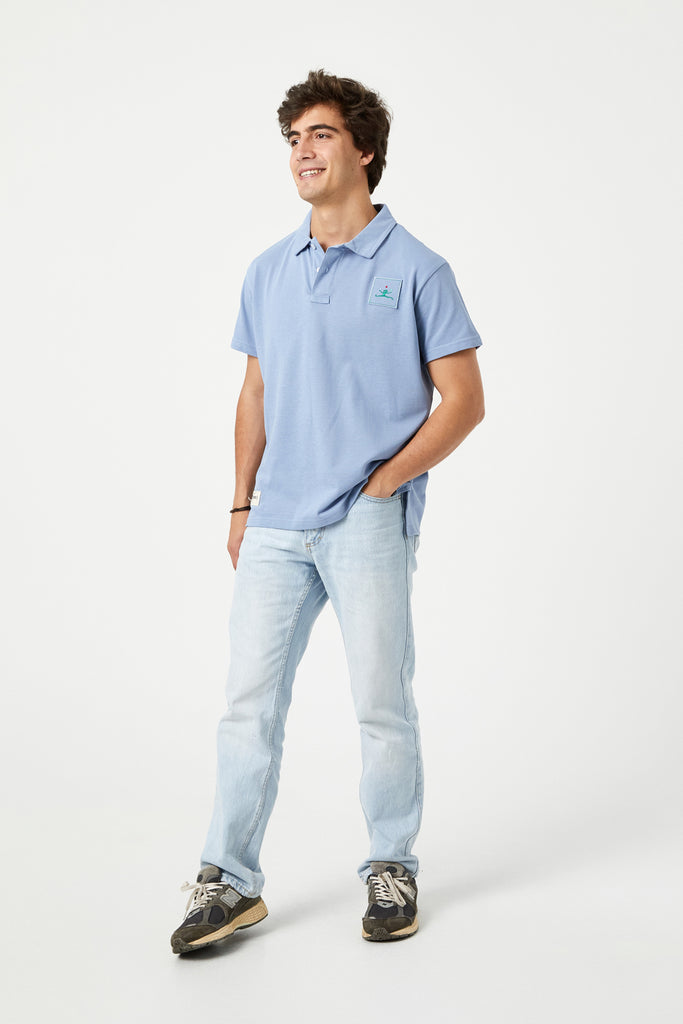 Azul lluvia polo - frontal en modelo The Circus Clothing
