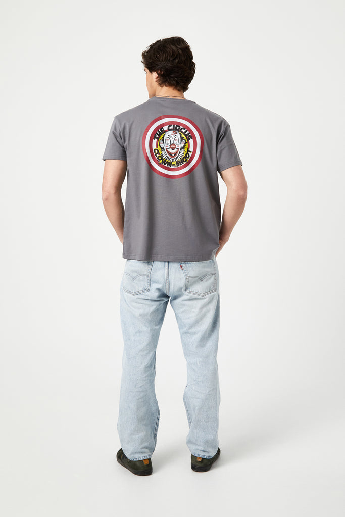 Camiseta Clown shoot petroleo de algodón orgánico unisex - espalda con modelo The Circus Clothing