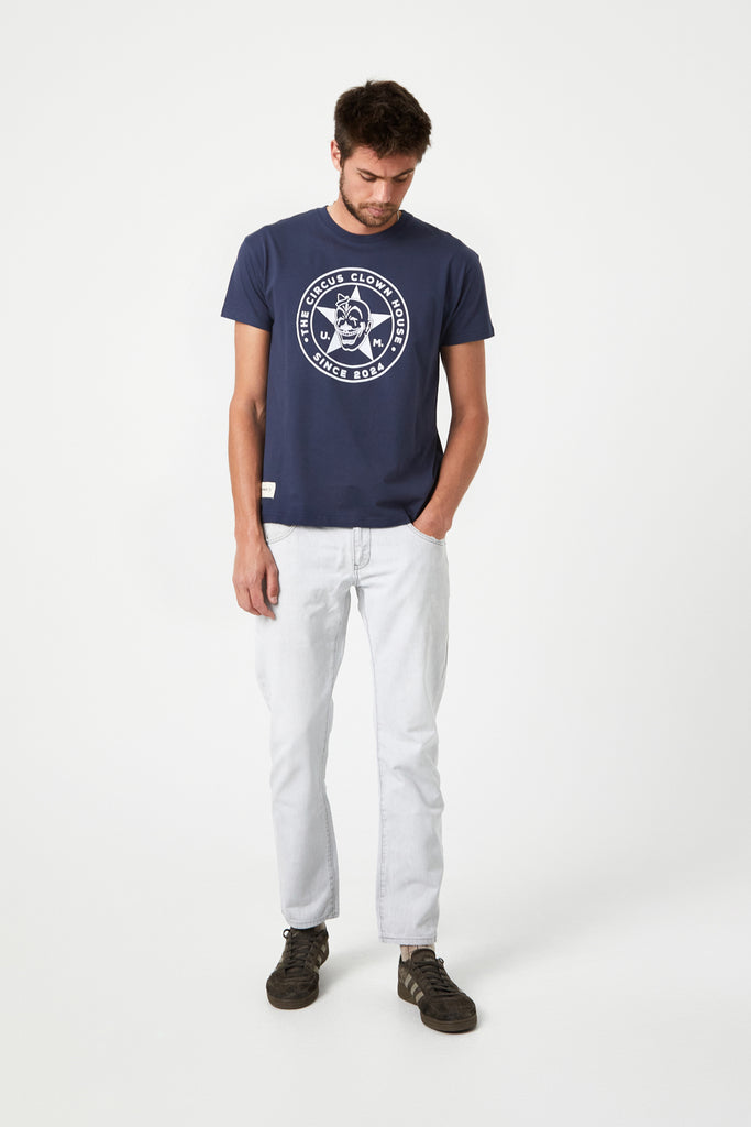 Camiseta Clown star marino de algodón orgánico unisex - frontal en modelo The Circus Clothing
