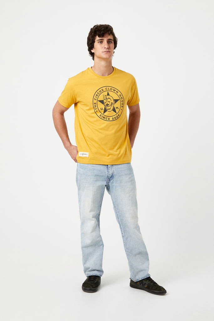 Camiseta Clown star mostaza de algodón orgánico unisex - frontal en modelo The Circus Clothing
