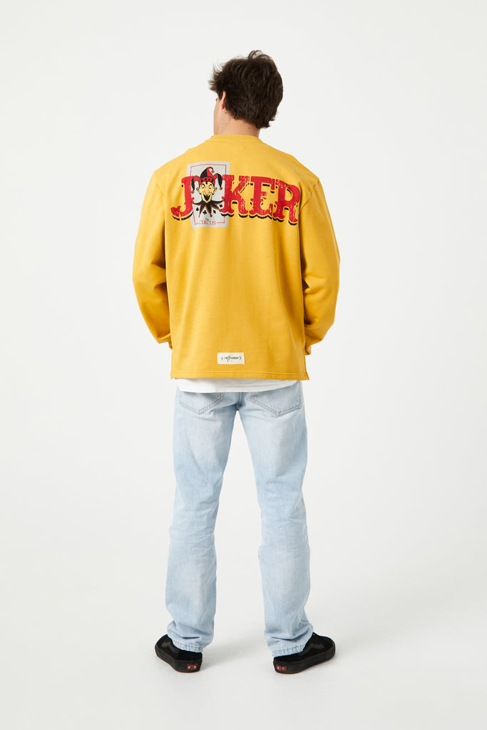 Sudadera Joker2 mostaza oversize unisex de algodón - espalda en modelo