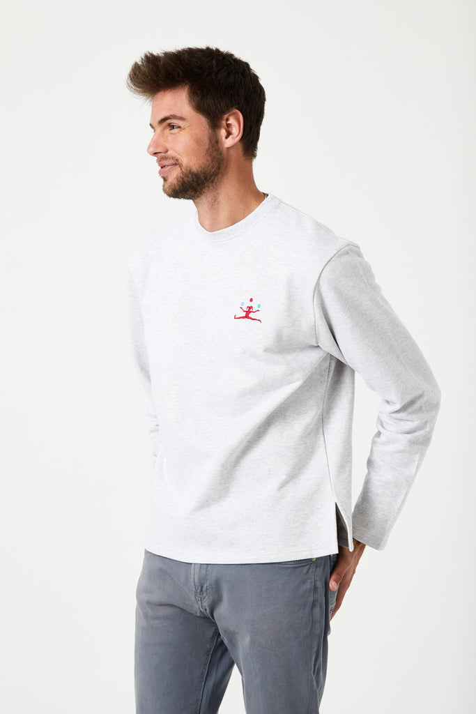 Sudadera Joker gris oversize unisex de algodón - lateral con modelo The Circus Clothing