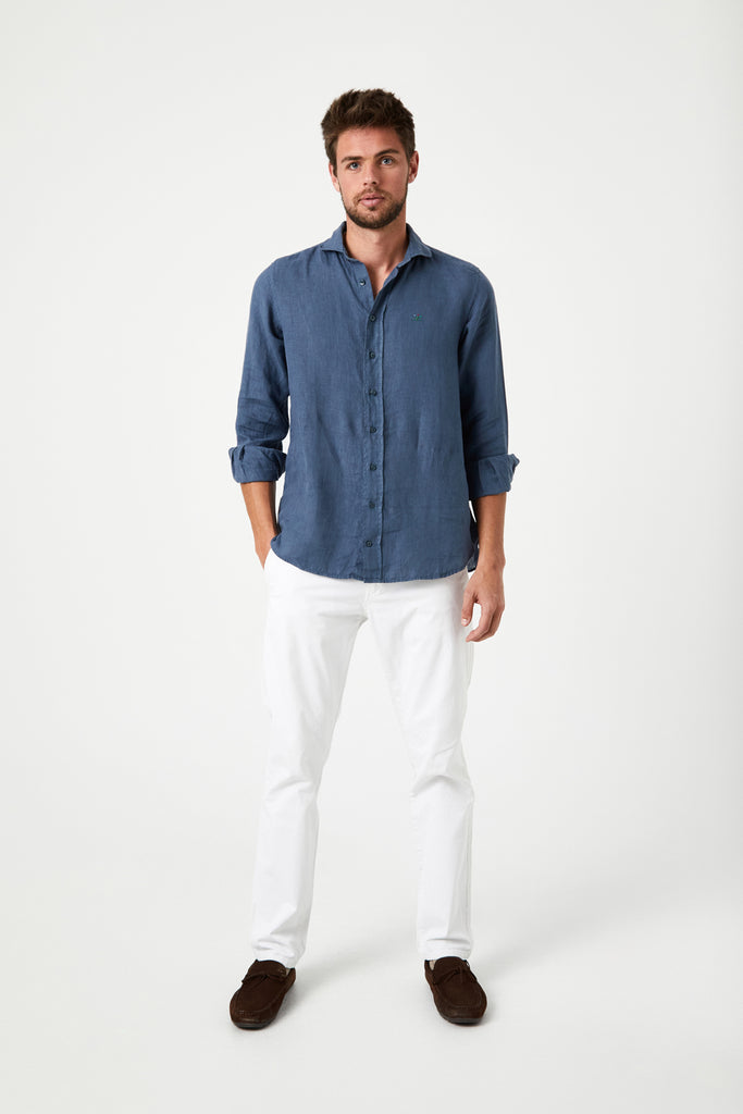 Lino petróleo camisa - frontal en modelo The Circus Clothing