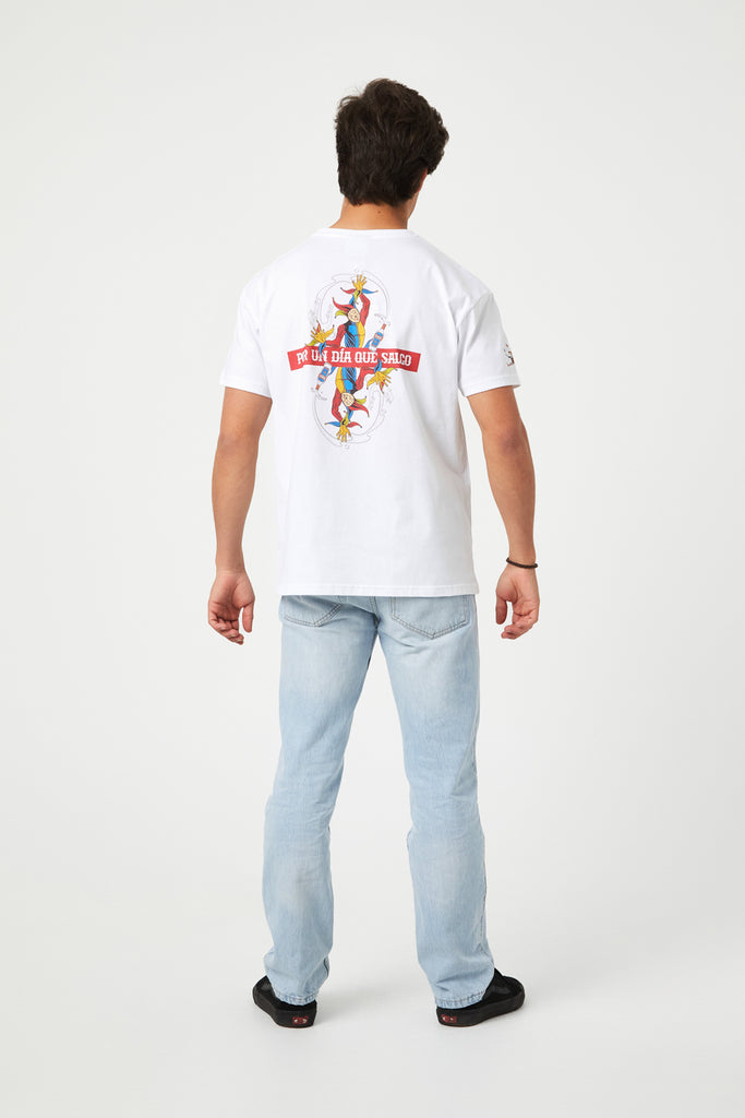 Camiseta Por un día que salgo blanca de algodón orgánico unisex - espalda en modelo