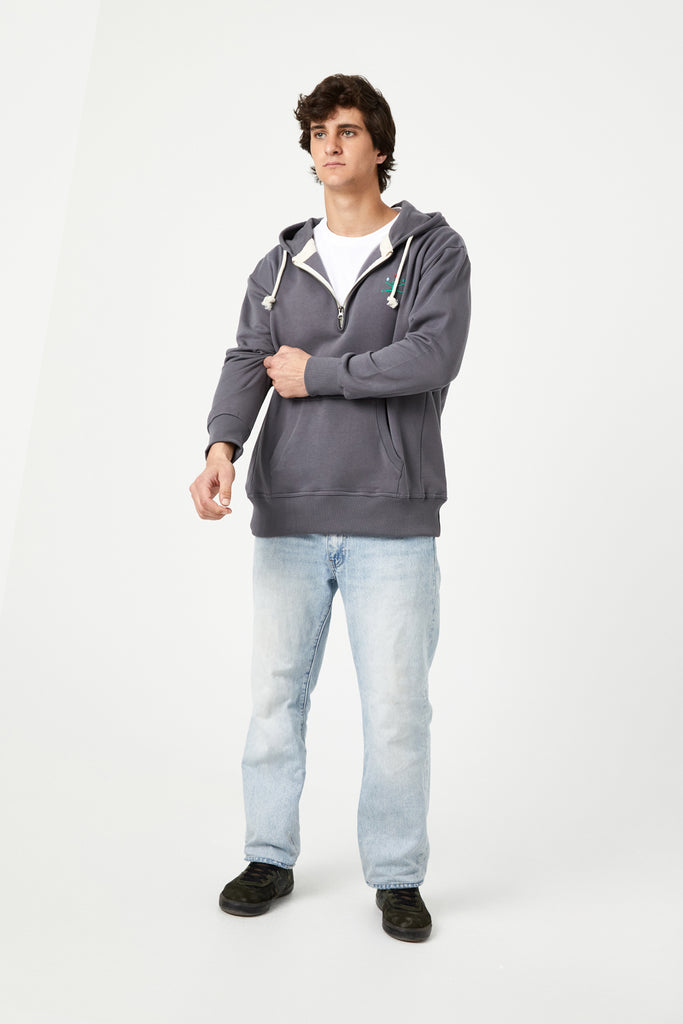 The Circus gris hoodie - frontal en modelo The Circus Clothing