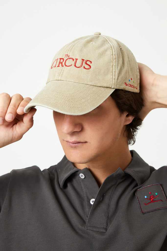 The circus beige gorra - en modelo The Circus Clothing
