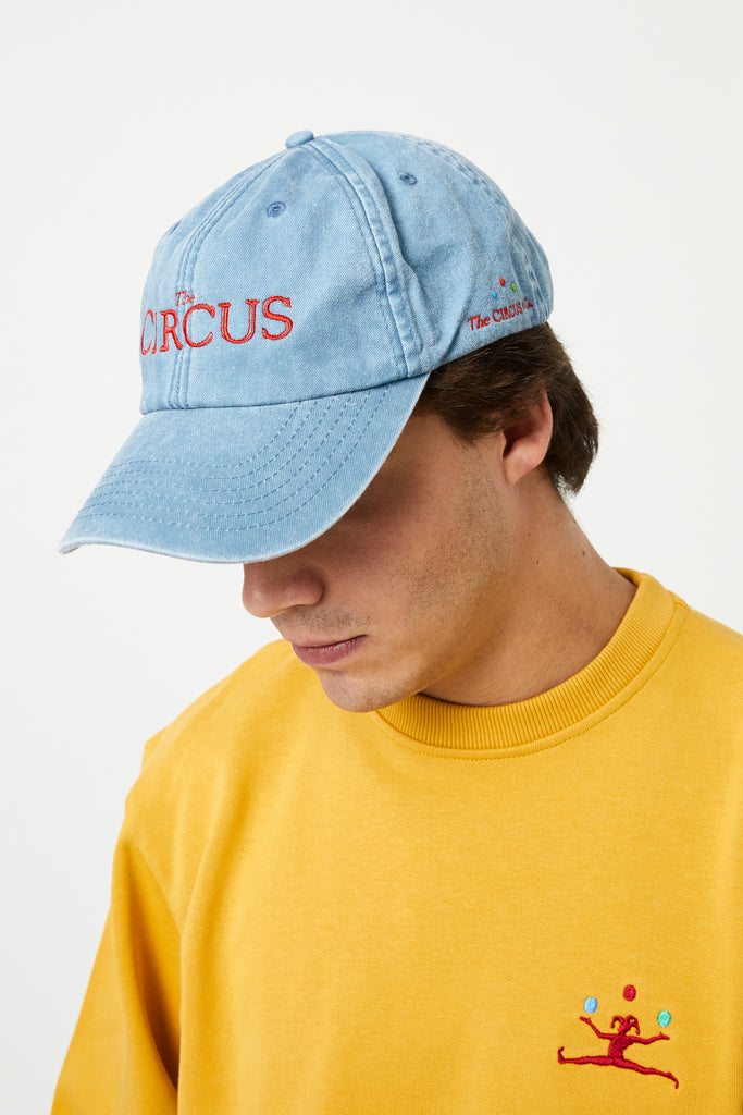 The circus light denim gorra - perfil en modelo The Circus Clothing
