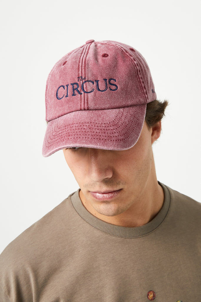 The circus roja gorra - frontal en modelo The Circus Clothing
