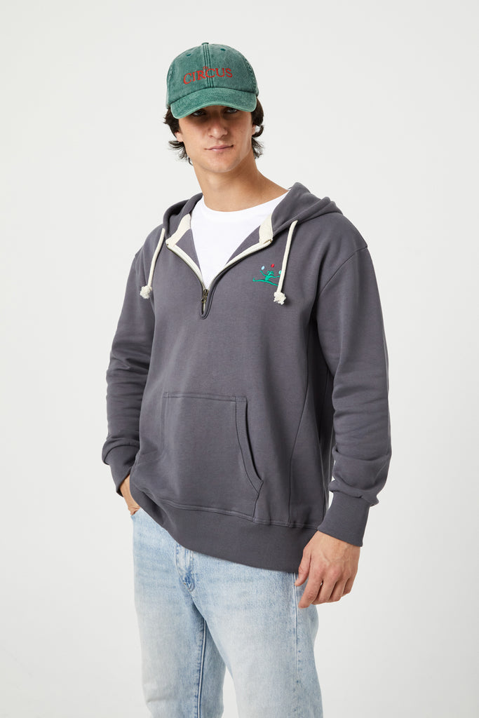 The circus verde botella gorra - frontal en modelo The Circus Clothing
