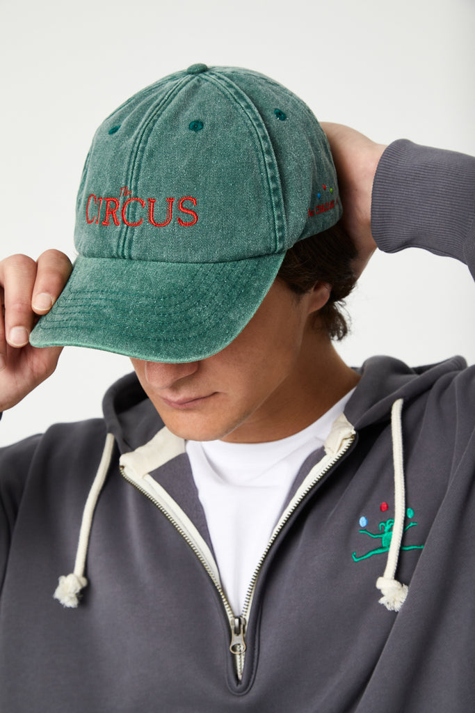 The circus verde botella gorra - perfil en modelo The Circus Clothing
