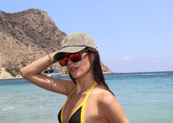 ipanema beach orange gafas - frontal en modelo The Circus Clothing

