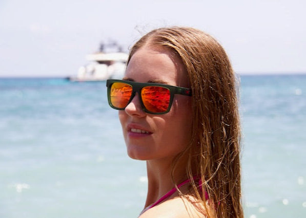 ipanema beach orange gafas -perfil en modelo The Circus Clothing
