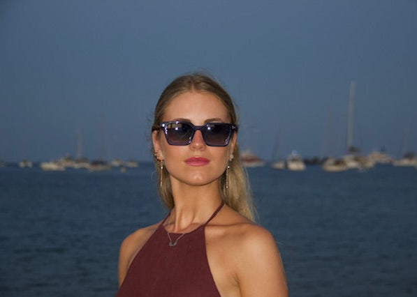 maya bay blue gafas- frontal en modelo The Circus Clothing
