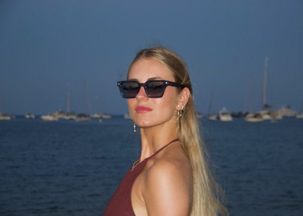 maya bay blue gafas - lateral en modelo The Circus Clothing
