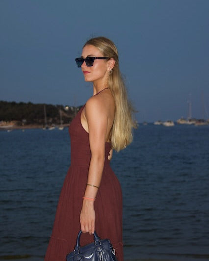 maya bay blue gafas - perfil 2 en modelo The Circus Clothing
