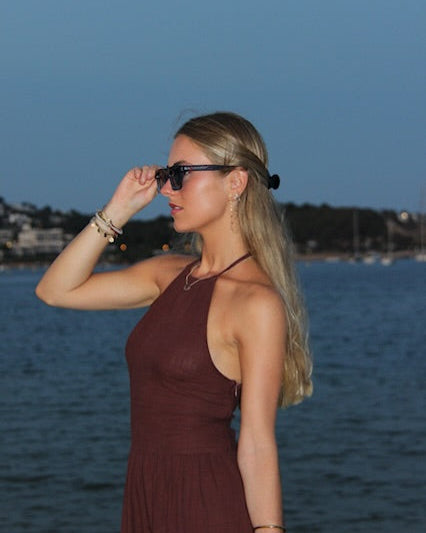 maya bay blue gafas - perfil en modelo The Circus Clothing
