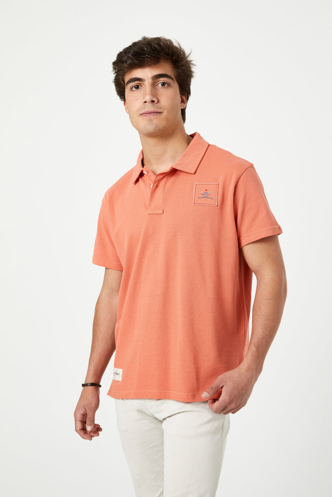 naranja twany polo - frontal en modelo The Circus Clothing
